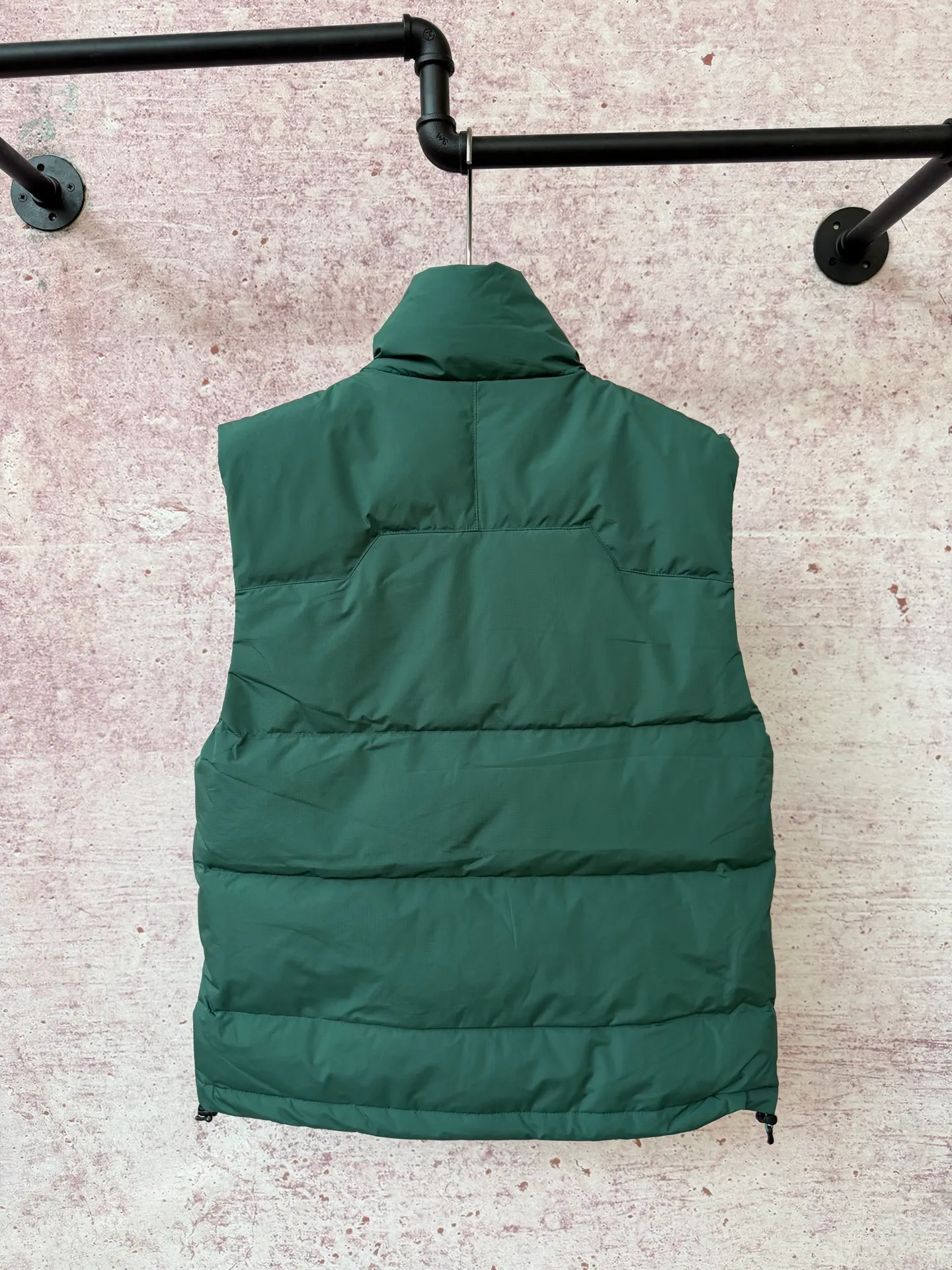 P500 Ralph Lauren embroidered down vest (top version of pure down) 100% pure down, a classic evergreen style, the same cold-proof artifact used by celebrities and Internet celebrities, 1:1 replica, from fabrics, fillings to auxiliary materials, all-round benchmarking against the original quality. It uses an imported Behringer embroidery machine, 10,000-needle electric embroidery technology, and imported No. 7 needles and embroidery thread to create a full, three-dimensional, clear-textured polo logo on the chest, which can be called a "moving texture badge." Double-layer locked velvet interior, bid farewell to the worry of velvet running away. The inner lining adopts a nylon double-layer sealed velvet structure to strictly prevent velvet drilling. The hem has a built-in adjustable drawstring, making it more windproof and cold-proof. Paired with a customized No. 8 YKK zipper, a must-have item for autumn and winter.